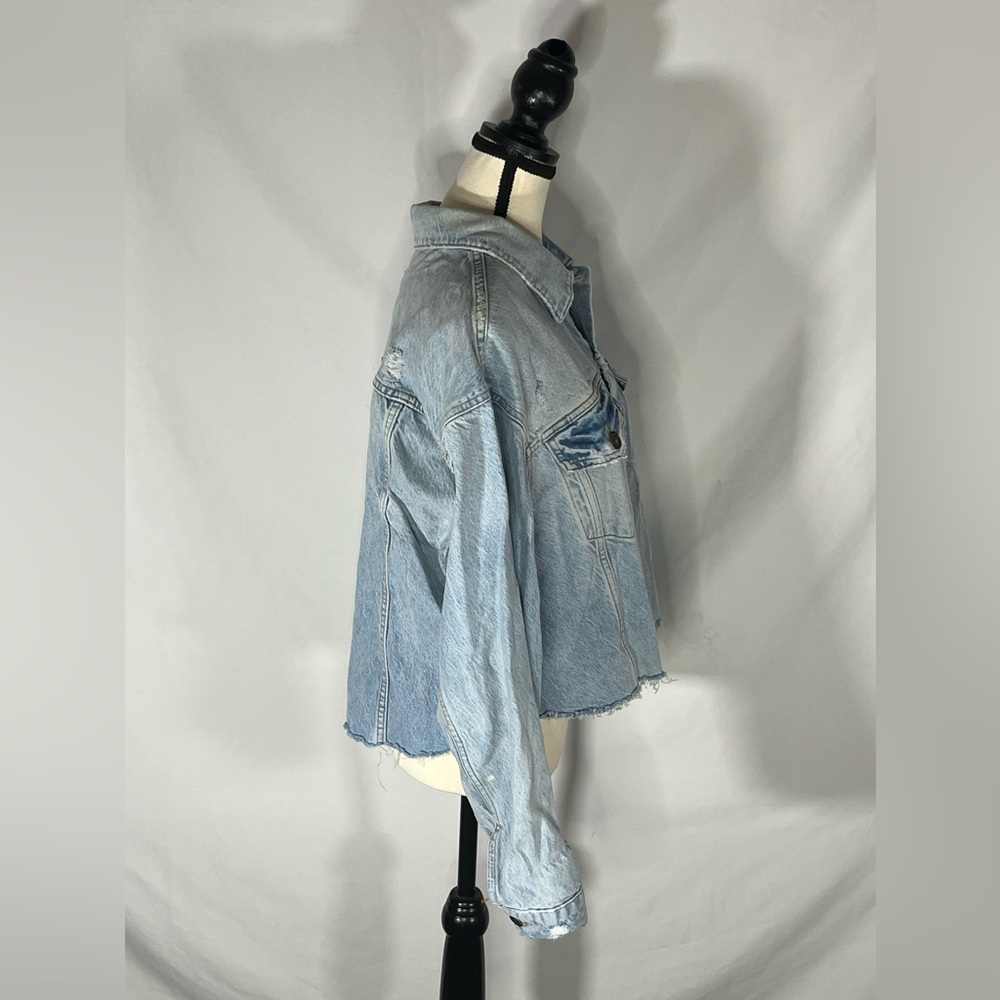 We The Free People Light Wash Blue Distressed Raw Hem Cropped Denim Jacket Med - Picture 7 of 9